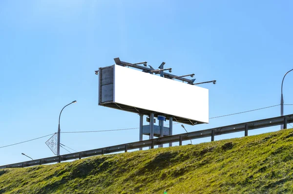 Boş beyaz billboard yeni reklam için hazır
