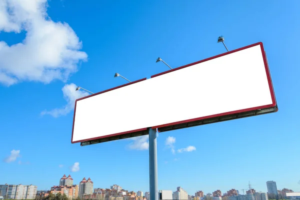 Leere Plakatwand Attrappe Vor Blauem Himmel Und Verschwommenem Hintergrund Der — Stockfoto