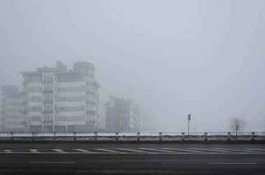 Yoğun sis içinde konut düşük katlı evlerin mistik manzara