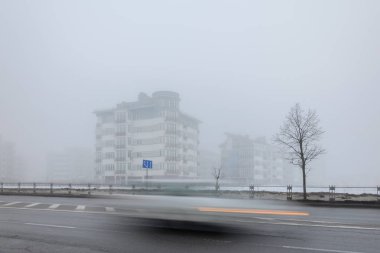 Yoğun sis içinde konut düşük katlı evlerin mistik manzara
