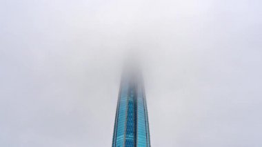 Saint-Petersburg, Rusya - 31 Ekim 2019. Low Clouds 'daki Lakhta Merkezi Gökdeleni. Zaman aşımı. Kusursuz Döngü Videosu