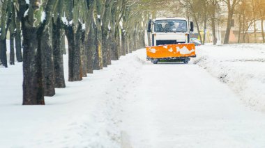 Kar temizleyicisi kar fırtınasından sonra karı kaldırır