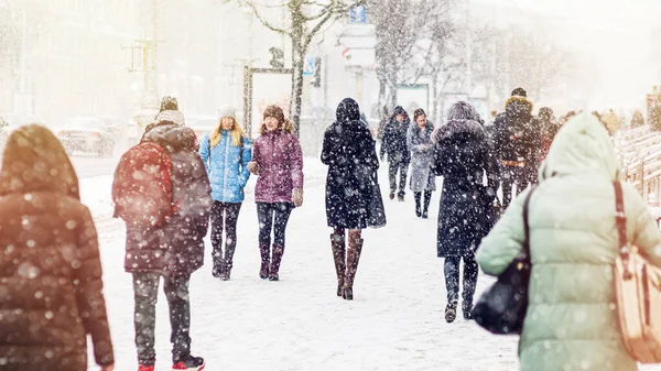 Mensen die op een ijzige besneeuwde stoep lopen — Stockfoto