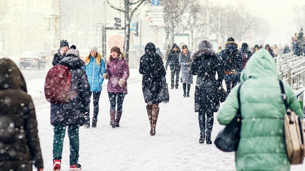 Folk går på en isig snöig trottoar — Stockfoto