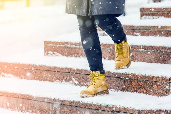 En kvinna i gula skor går nerför trappan — Stockfoto