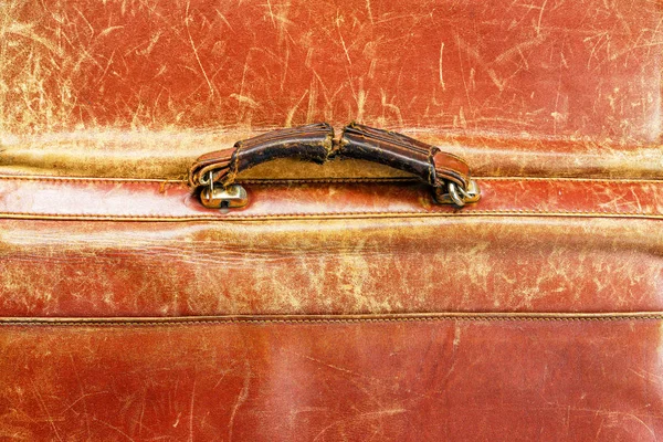 가죽 가방의 오래 된 초라 한 손잡이 — 스톡 사진
