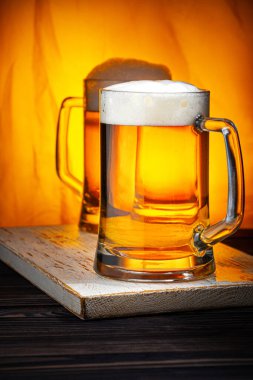 Beyaz köpüklü iki light bira bardağı.
