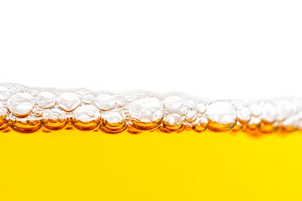 Heller Bierhintergrund auf weiß — Stockfoto