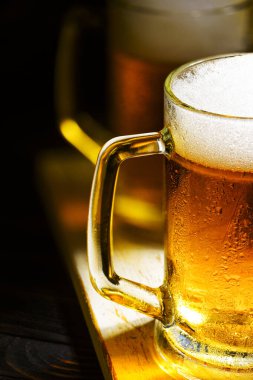 Beyaz köpüklü iki light bira bardağı.