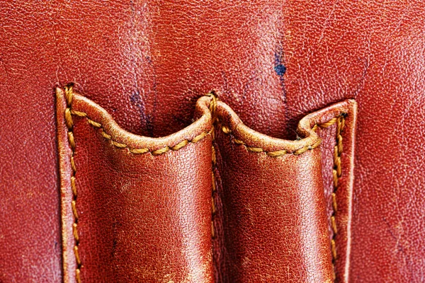 Kapsy na pera ve starém kufříku — Stock fotografie