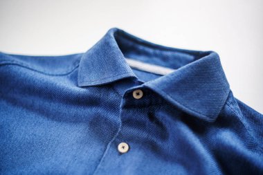 beyaz zemin üzerine mavi gömlek