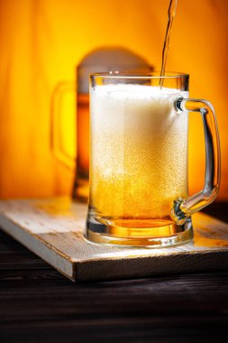 Bardaklara light bira dökün