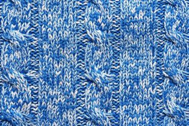 Örülmüş mavi beyaz bir süveterin dokusu.