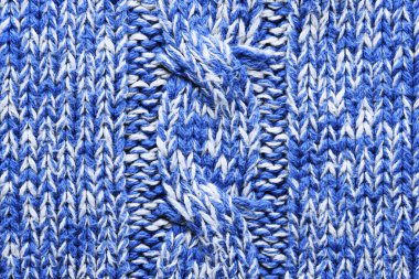 Örülmüş mavi beyaz bir süveterin dokusu.