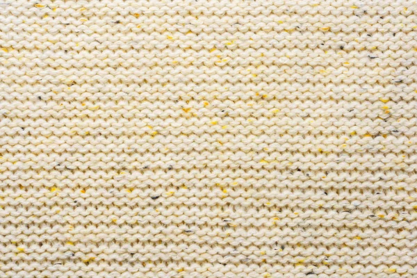 Текстура бежевого вязаного свитера — стоковое фото