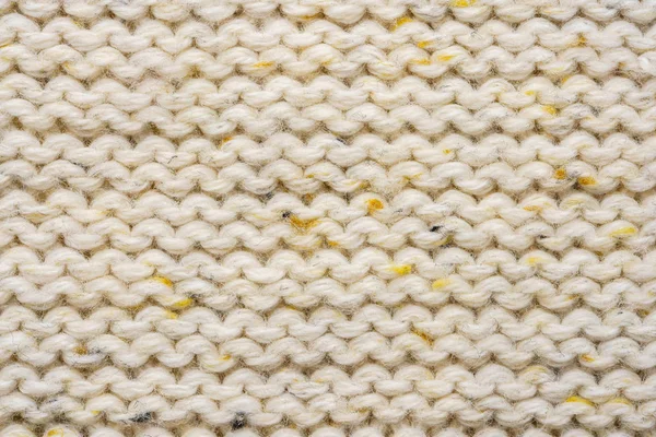 Текстура бежевого вязаного свитера — стоковое фото