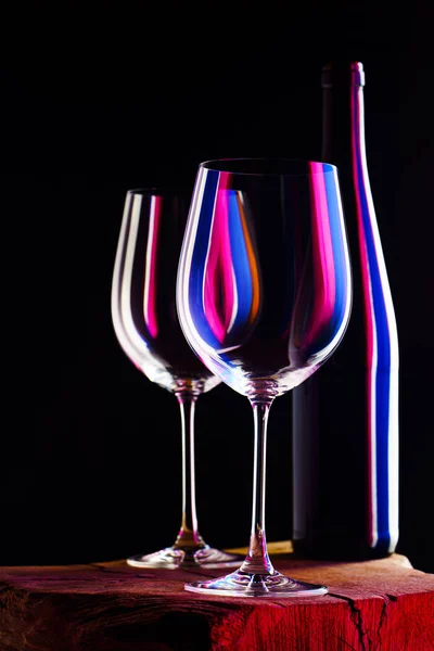Due bicchieri vuoti di vino rosso con bottiglia — Foto Stock