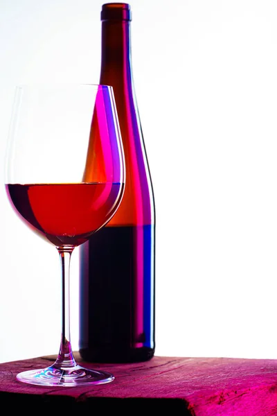 Bicchiere di vino rosso con bottiglia — Foto Stock