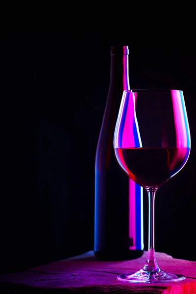 Sklenice červeného vína s lahví — Stock fotografie