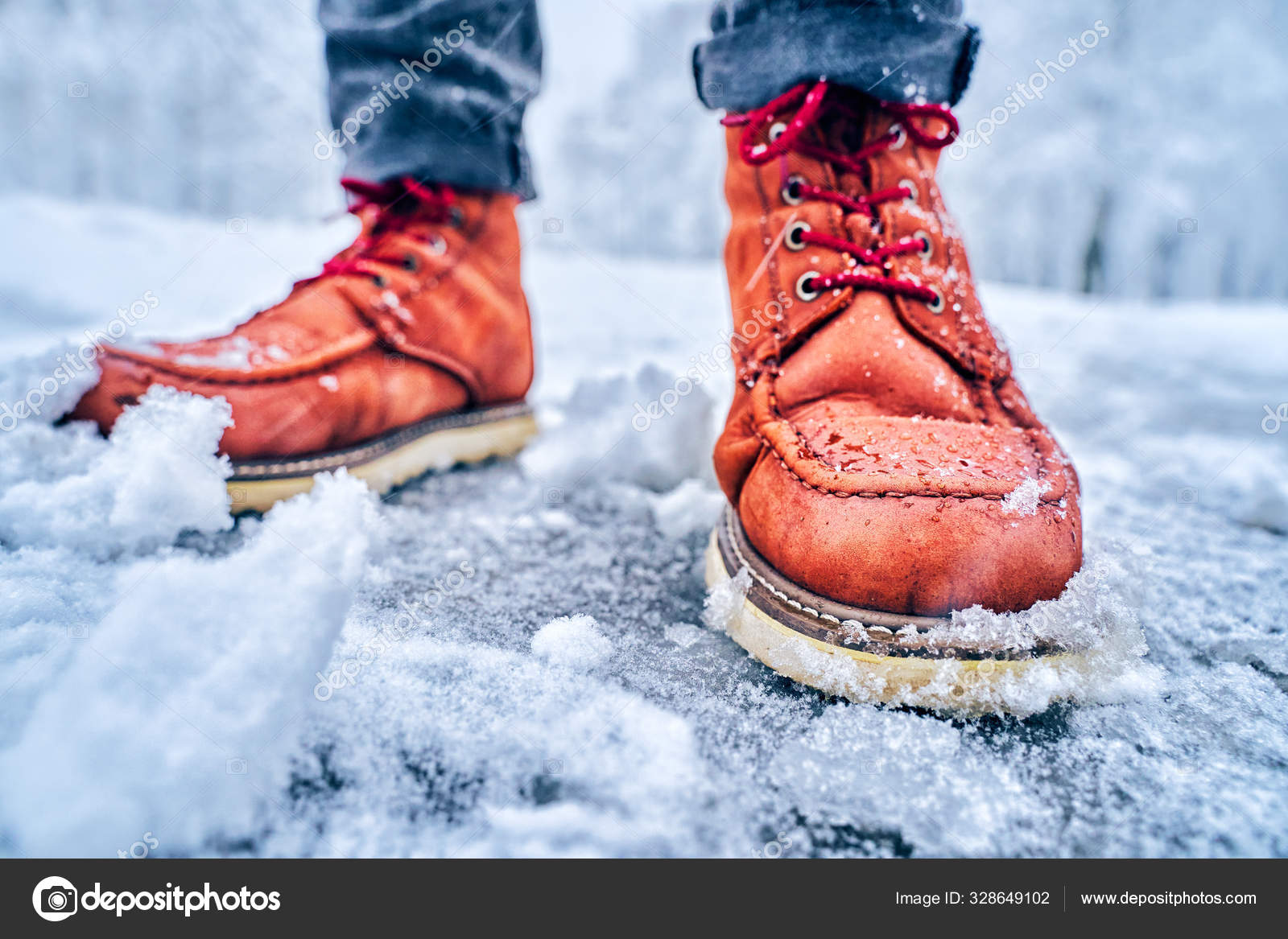 一个穿着棕色靴子的人在雪地的人行道上的脚 图库照片 C V Sot 一个穿着棕色靴子的人在雪地的人行道上的脚 图库照片 C V Sot