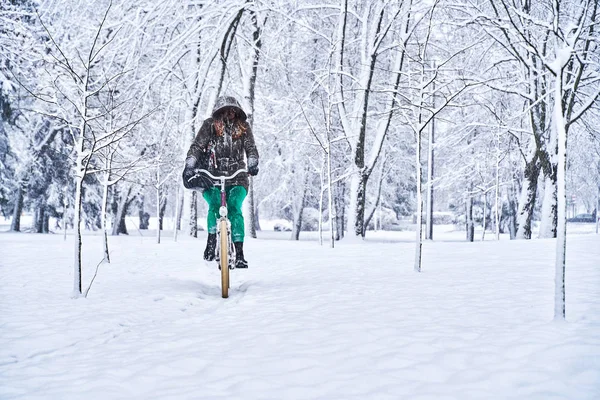Cykling i snöig park — Stockfoto