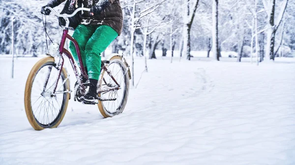 Cykling i snöig park — Stockfoto