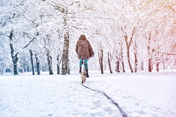 Fietsen in besneeuwd park — Stockfoto