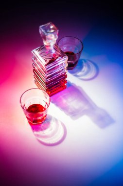 Likörlü cam kare sürahi.