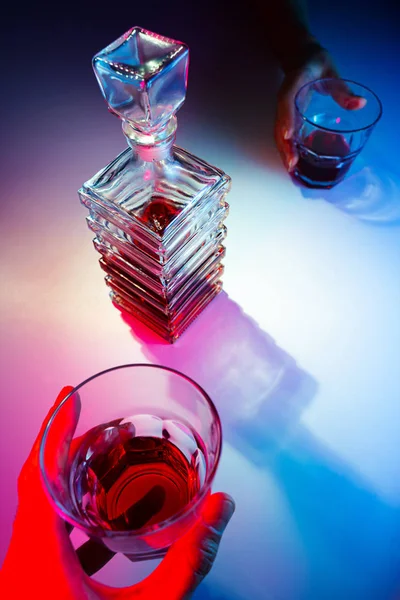 Caraffa quadrata in vetro con liquore — Foto Stock