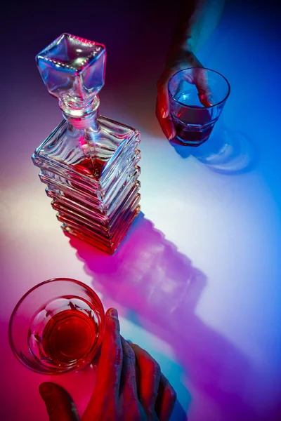 Caraffa quadrata in vetro con liquore — Foto Stock