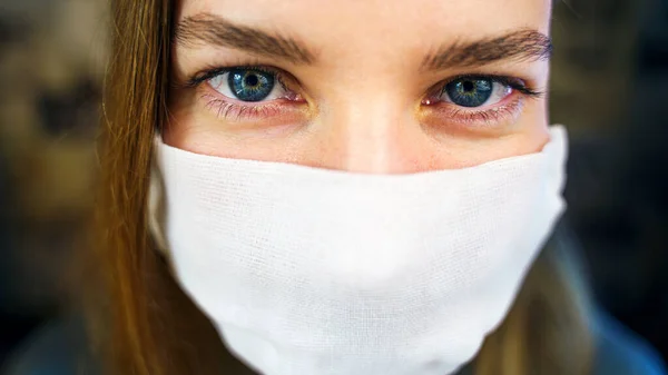 Retrato Uma Mulher Com Uma Máscara Gaze Proteção Preventiva Sua — Fotografia de Stock