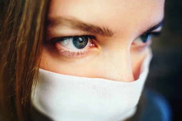 Retrato Una Mujer Con Una Máscara Gasa Protección Preventiva Propia — Foto de Stock