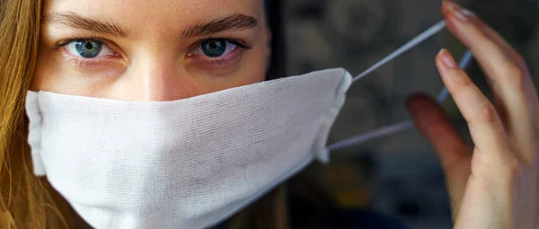 Genç Bir Kadın Evden Çıkıp Kameraya Bakmadan Önce Gazlı Bez — Stok fotoğraf