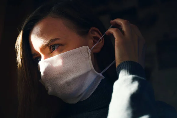 Mladá Žena Před Odchodem Domu Nasadí Gázovou Masku Preventivní Boj — Stock fotografie