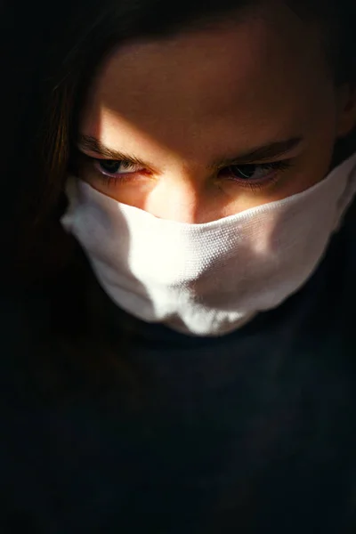 Güneş Altında Gazlı Bez Maskeli Bir Kadının Portresi Kendi Sağlığınızı — Stok fotoğraf