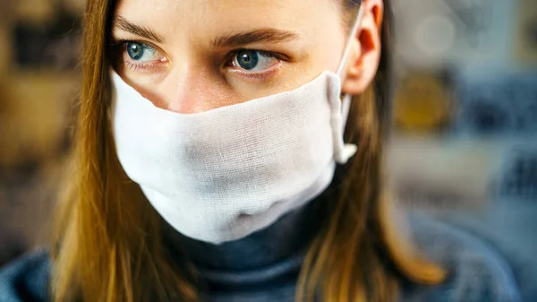 Retrato Una Mujer Con Una Máscara Gasa Protección Preventiva Propia — Foto de Stock