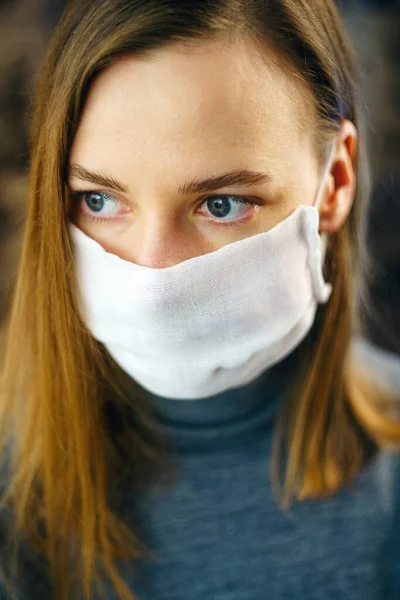 Retrato Uma Mulher Com Uma Máscara Gaze Proteção Preventiva Sua — Fotografia de Stock