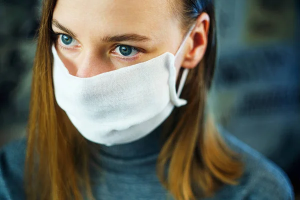 Retrato Uma Mulher Com Uma Máscara Gaze Proteção Preventiva Sua — Fotografia de Stock