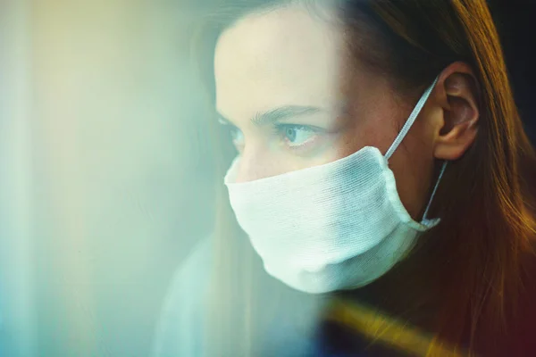 Una Donna Con Una Maschera Garza Guarda Attraverso Finestra Concetto — Foto Stock