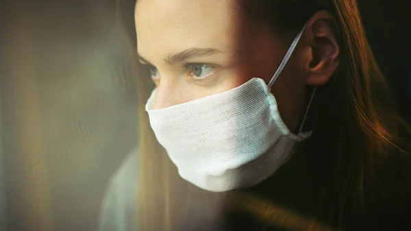 Gazlı Bez Maskeli Bir Kadın Pencereden Dışarı Bakıyor Virüs Izolasyonu — Stok fotoğraf