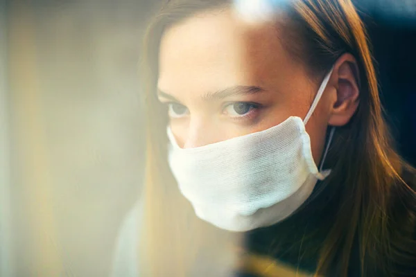 Oknem Dívá Žena Gázové Masce Virus Domácí Izolace Koncepce Chraňte — Stock fotografie