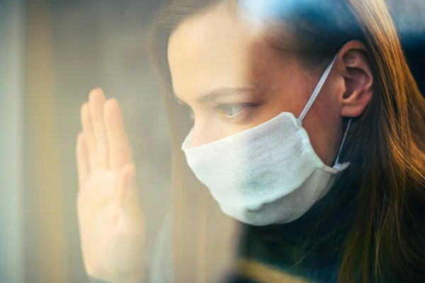 Oknem Dívá Žena Gázové Masce Virus Domácí Izolace Koncepce Chraňte — Stock fotografie