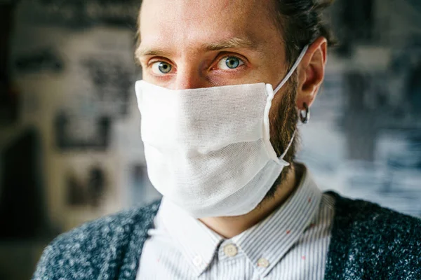 Potret Seorang Pria Berjanggut Dengan Topeng Kasa Perlindungan Pencegahan Kesehatanmu Stok Foto Bebas Royalti