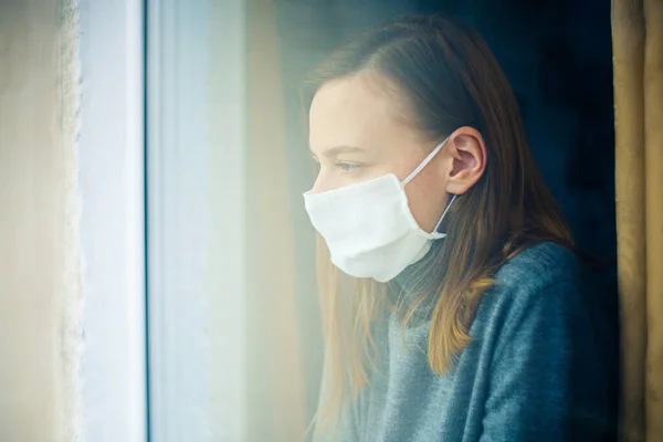 Une Femme Portant Masque Gaze Regarde Par Fenêtre Virus Concept Images De Stock Libres De Droits