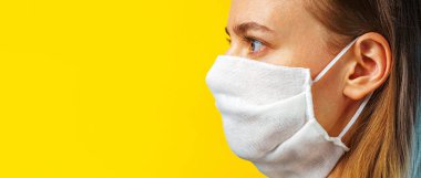 Sarı arka planda gazlı bez maskeli bir kadının portresi. Kendi sağlığınızı viral enfeksiyondan korumak için. Coronavirus konsepti.