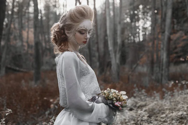 L'immagine della sposa nella notte di Halloween nella foresta — Foto Stock