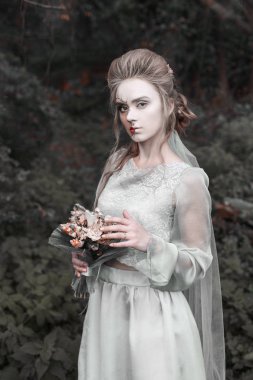 Cadılar Bayramı gecesi gelin orman görüntüsü