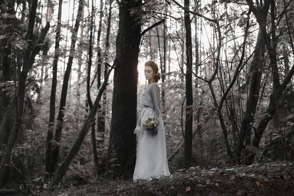 Obraz nevěsty v noci na Halloween v lese — Stock fotografie