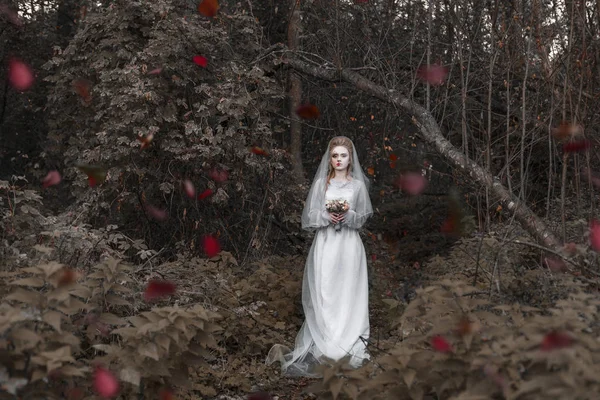 Het beeld van de bruid op Halloween nacht in het bos — Stockfoto