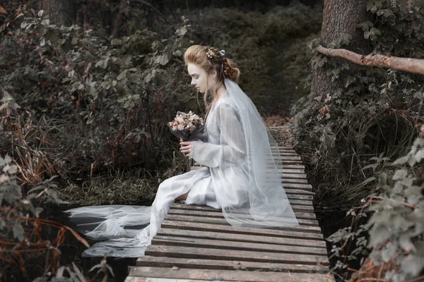 A imagem da noiva na noite de Halloween na floresta — Fotografia de Stock